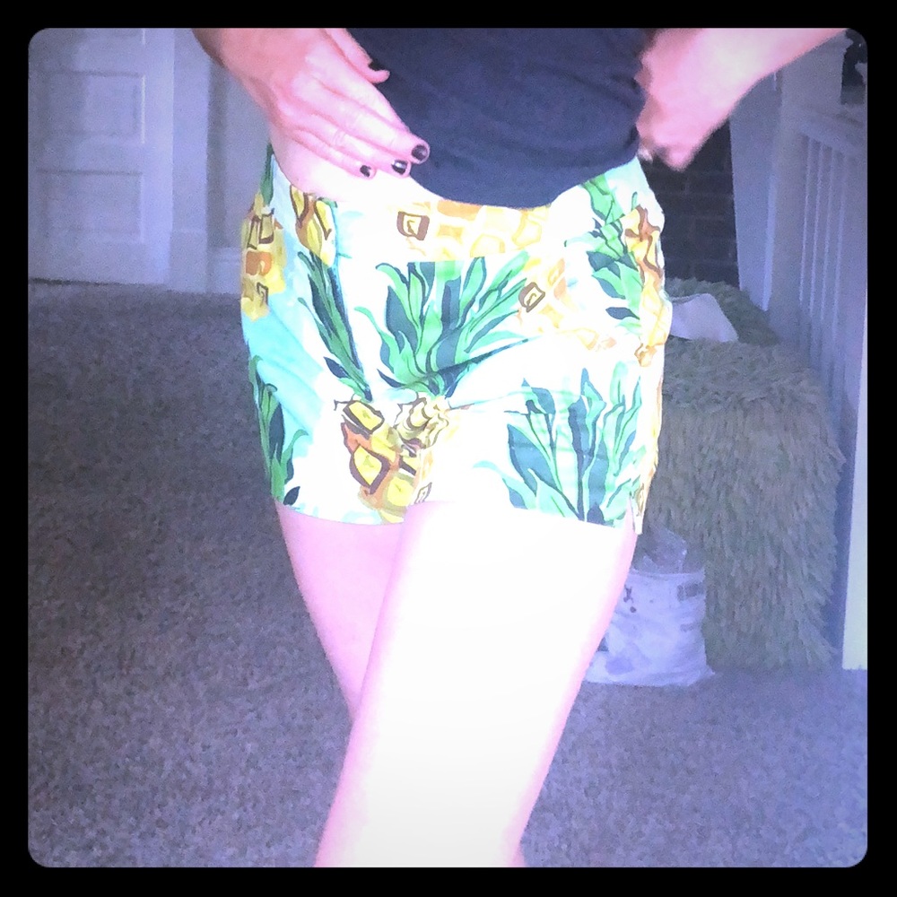 Trina Turk pineapple shorts! Right 4 the resort.🍍